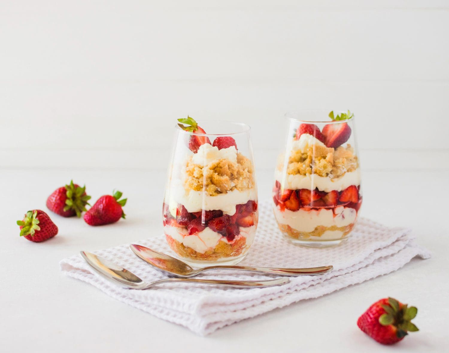 Jagodni tiramisu Freepik https://www.freepik.com/free-photo/strawberries-layer-dessert_3355114.htm#fromView=search&page=1&position=12&uuid=d3719084-92b6-40bd-9012-b99b67fe7da9&query=strawberry+tiramisu