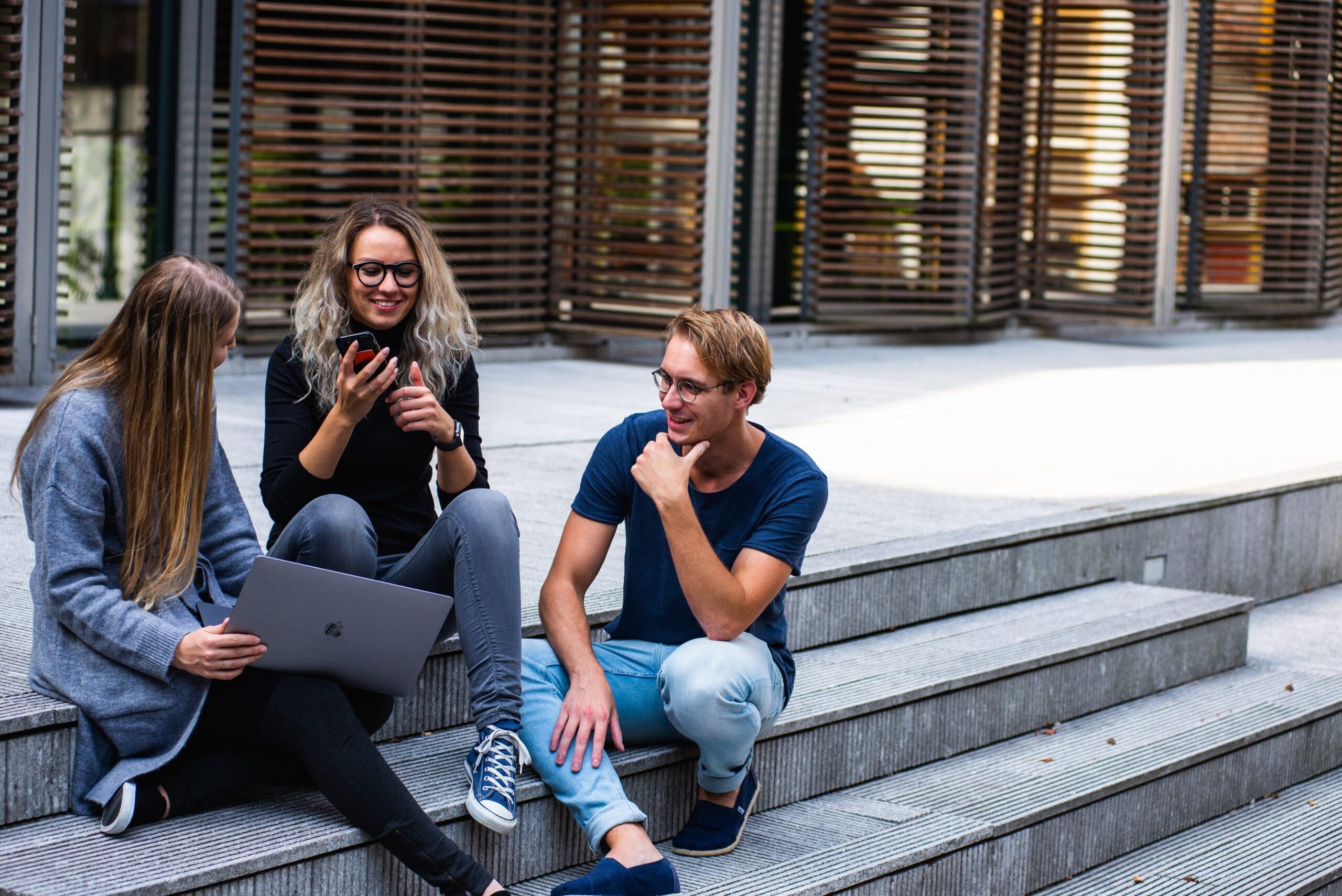 pexels-mladi ljudje-buro-millennial-1438072