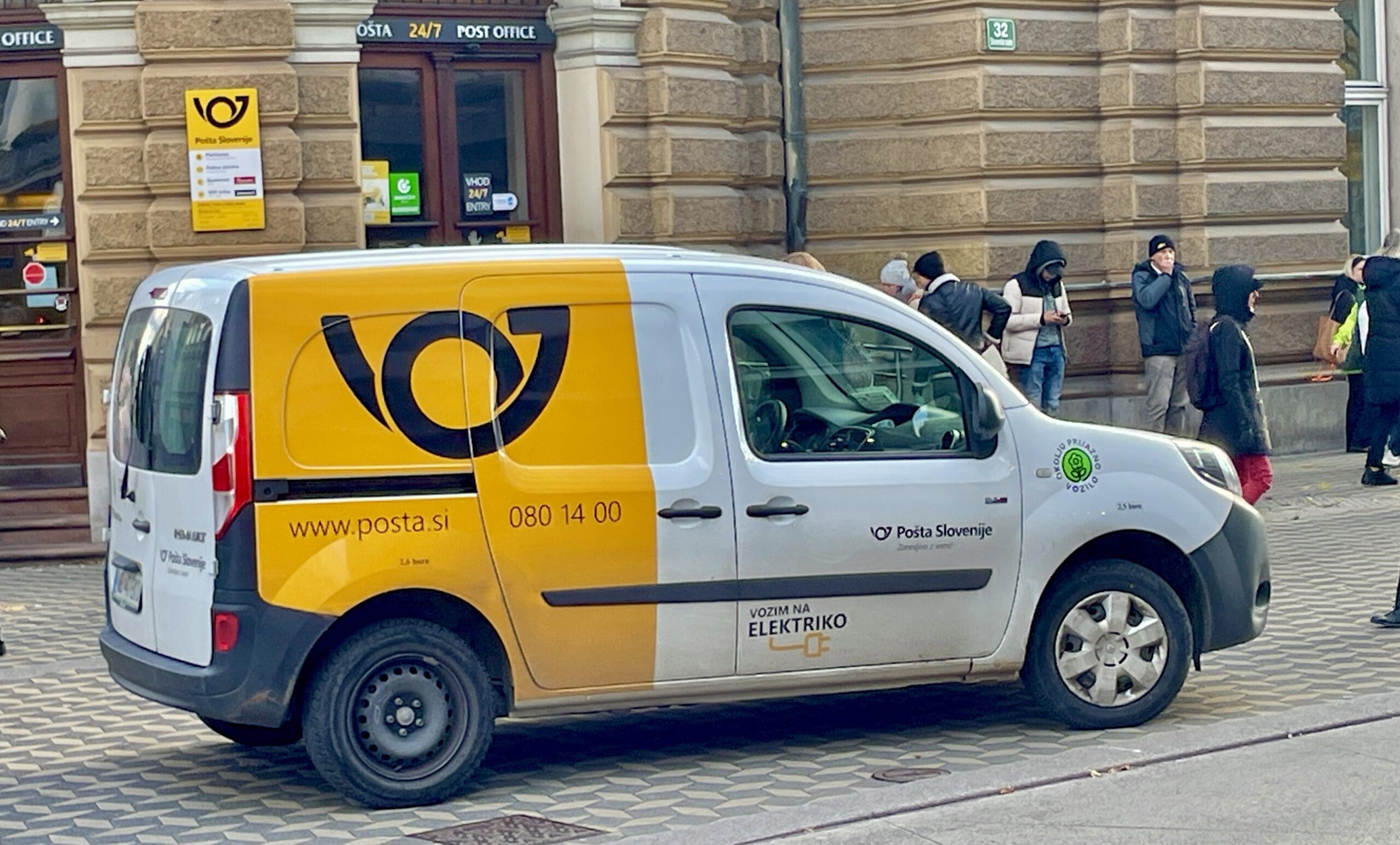 Pošta Slovenije vozilo