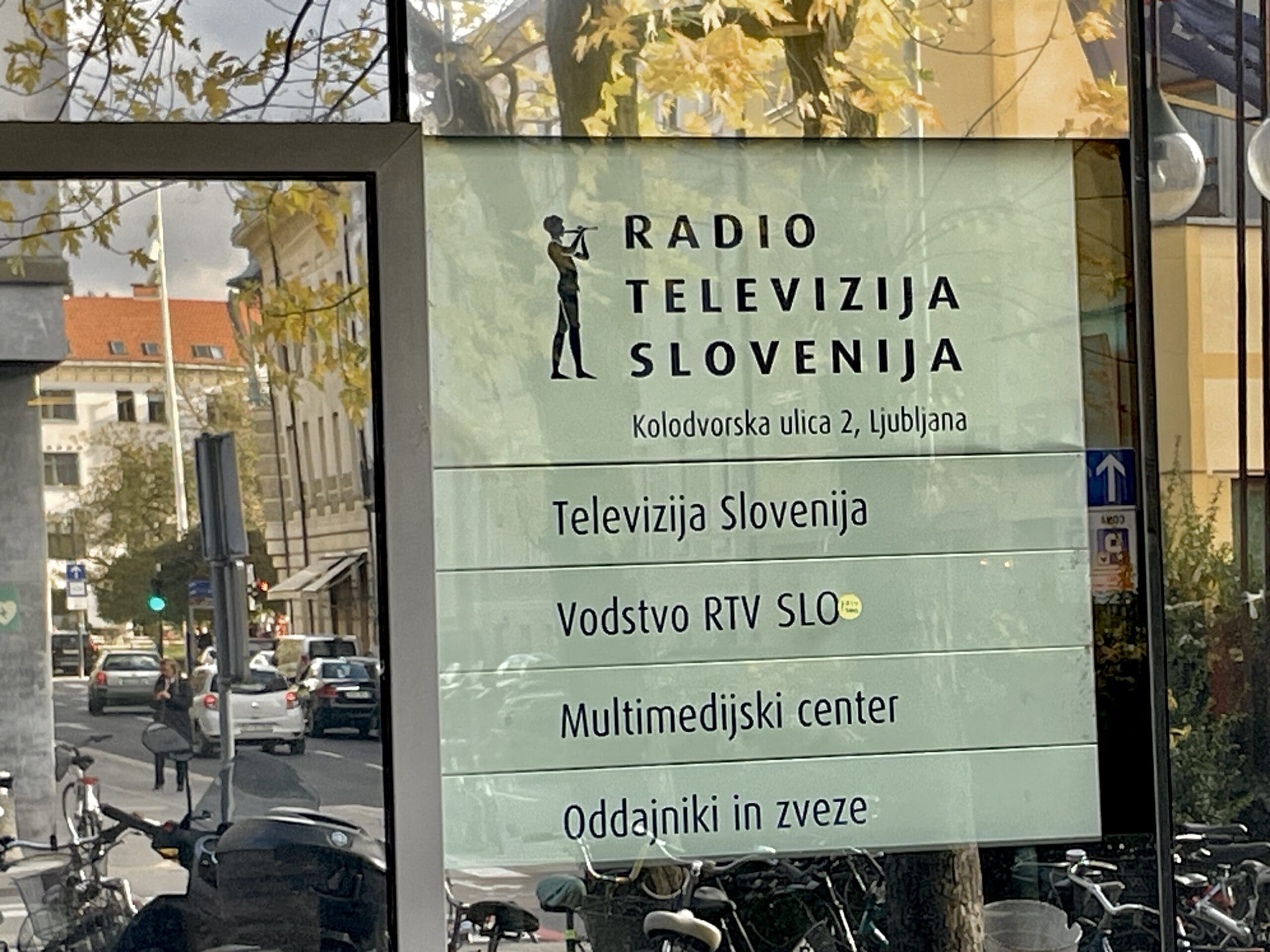 RTV Slovenija napisna tabla pred vrati