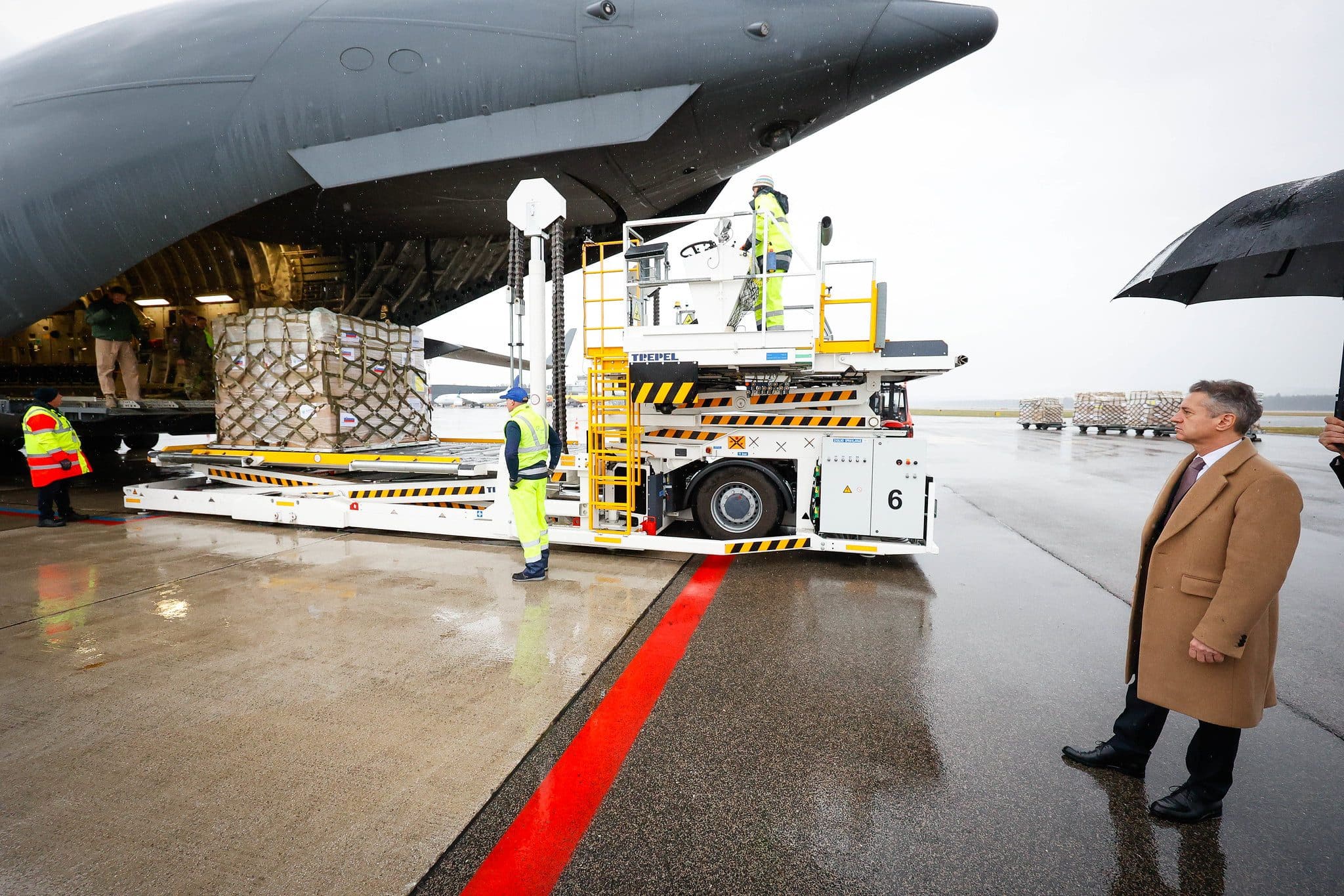 Odprema materialne pomoči Gazi Foto Anže Malovrh ST Vlada RS Flickr