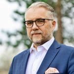 Zastave gor, zastave dol: Ko državne ustanove postanejo oder za ideološke transparente