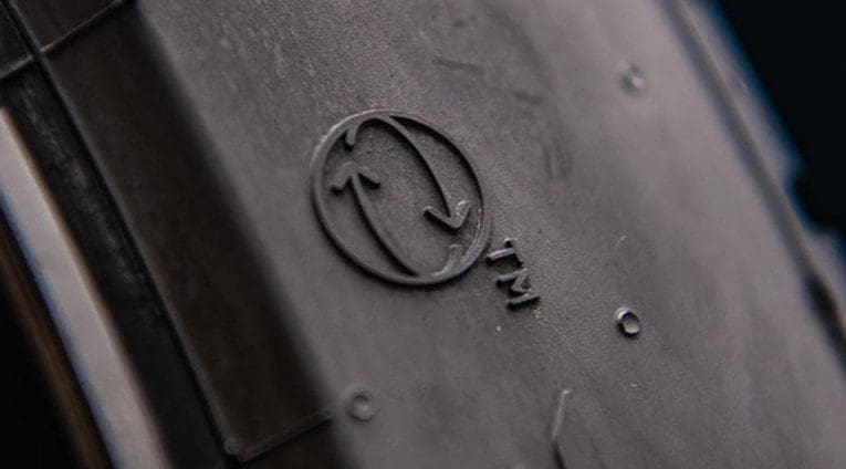 Pnevmatika Pirelli https://press.pirelli.com/pirelli-first-standard-production-tyre-with-over-70-bio-based-and-recycled-materials/