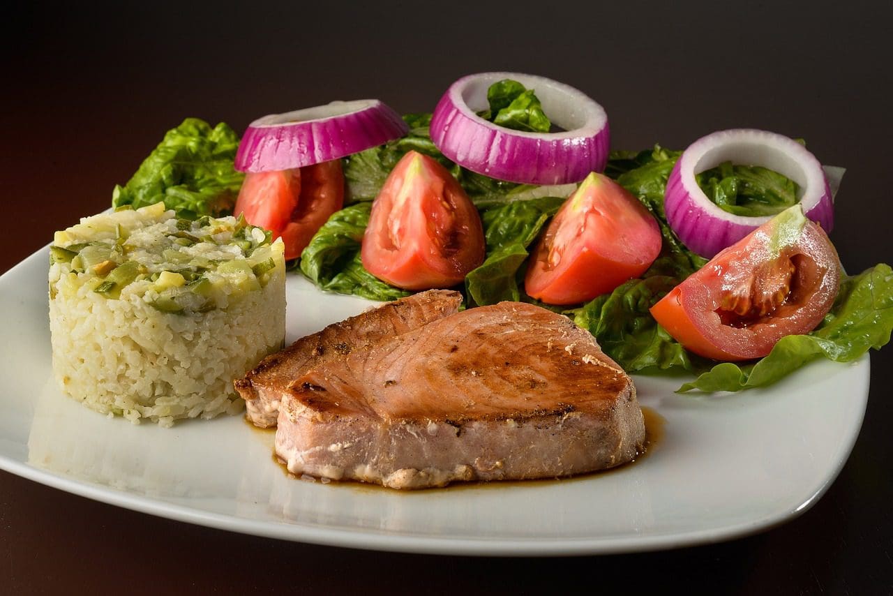 Tunin zrezek z dušenim rižem in solato Pixabay