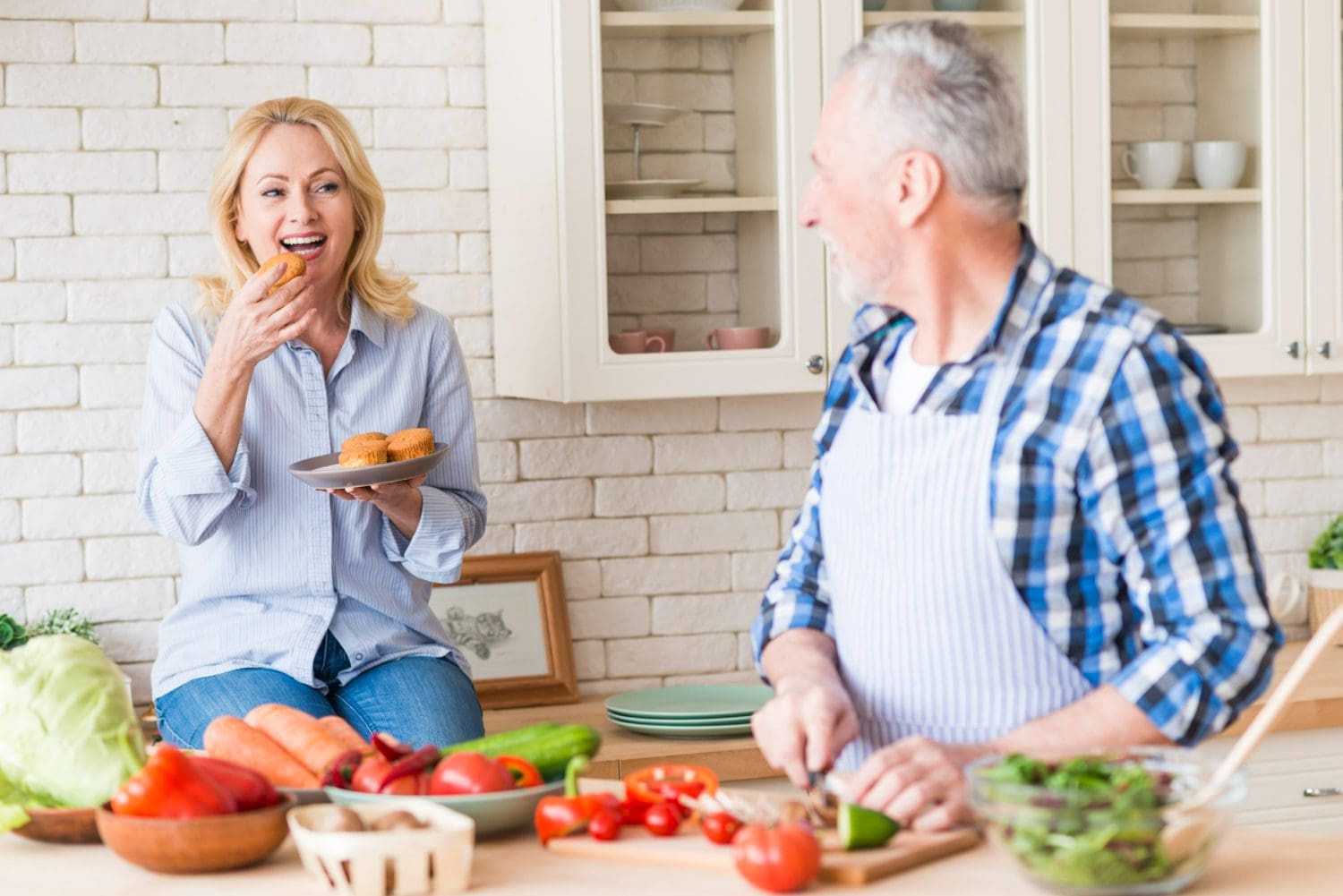 https://www.freepik.com/free-photo/senior-man-cutting-vegetables-chopping-board-looking-her-wife-eating-muffins-kitchen_4424168.htm