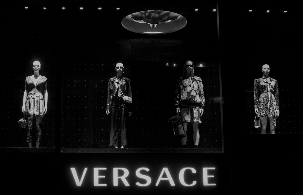 Versace moda pexels-omid-mostafavi-3487329-8240672