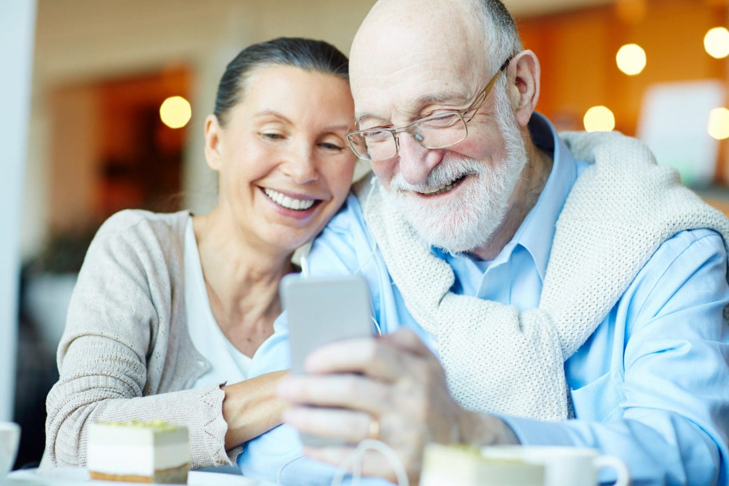 Zlata leta par Freepik https://www.freepik.com/free-photo/mobile-entertainment_5399265.htm