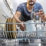 Pomivalni stroj zmore več kot le posodo: Kaj vse lahko očistite v njem?
