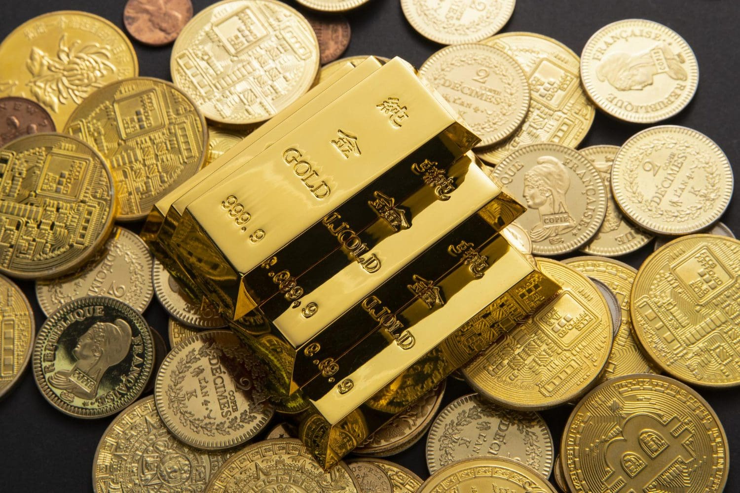 https://www.freepik.com/free-photo/closeup-shot-pile-shiny-gold-coins-bars_30222177.htm#fromView=image_search_similar&page=1&position=1&uuid=a2ef60ab-5850-432e-8188-eb504d631572 Zlato