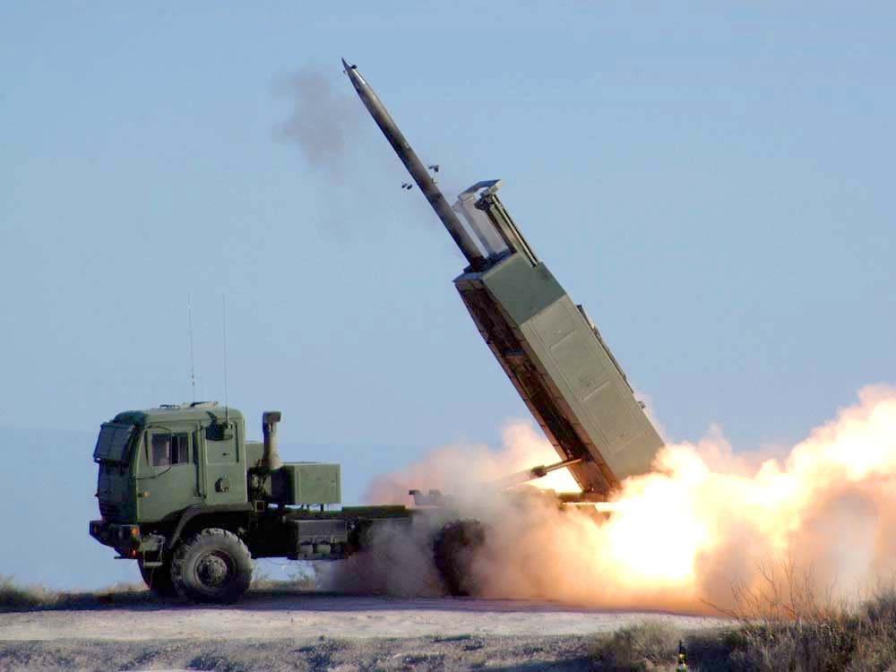 https://commons.wikimedia.org/wiki/File:HIMARS_-_missile_launched.jpg raketa