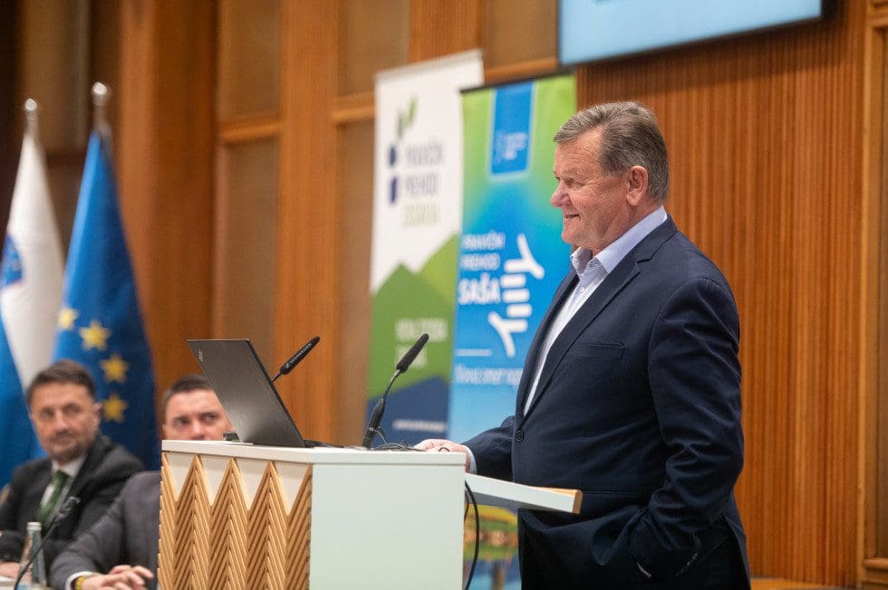 Minister Aleksander Jevšek Miloš Vujinović GOV https://www.gov.si/novice/2024-11-25-minister-jevsek-prestrukturiranje-savinjsko-saleske-sasa-regije-ze-poteka/