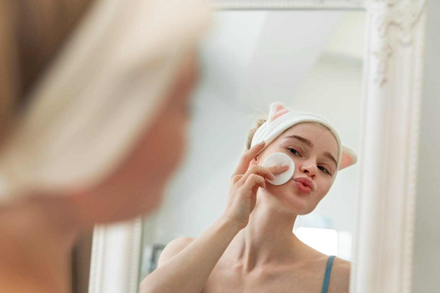 https://www.freepik.com/free-photo/young-woman-taking-care-her-face_19333848.htm#fromView=image_search_similar&page=1&position=0&uuid=9f184e08-f20d-45c2-8afe-a1a84bcbcf65