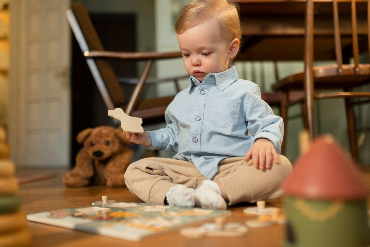 Otrok igra malček Freepik https://www.freepik.com/free-photo/close-up-cute-baby-with-toys_22380371.htm#fromView=search&page=1&position=4&uuid=51cd36ee-54f4-4ff0-94e3-63498488b775
