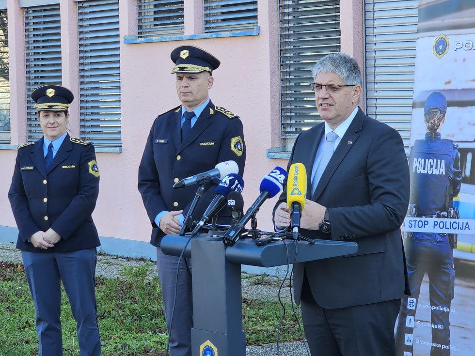 https://www.gov.si/novice/2024-12-31-tradicionalni-obiski-policistk-in-policistov-na-silvestrovo/