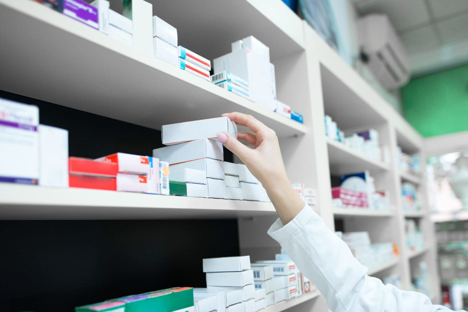 Lekarna zdravila zdravje zdravstvo freepik https://www.freepik.com/free-photo/closeup-view-pharmacist-hand-taking-medicine-box-from-shelf-drug-store_11036160.htm#fromView=image_search_similar&page=1&position=0&uuid=1f631a71-ecc7-47db-9bc1-52c6cd8cecd5