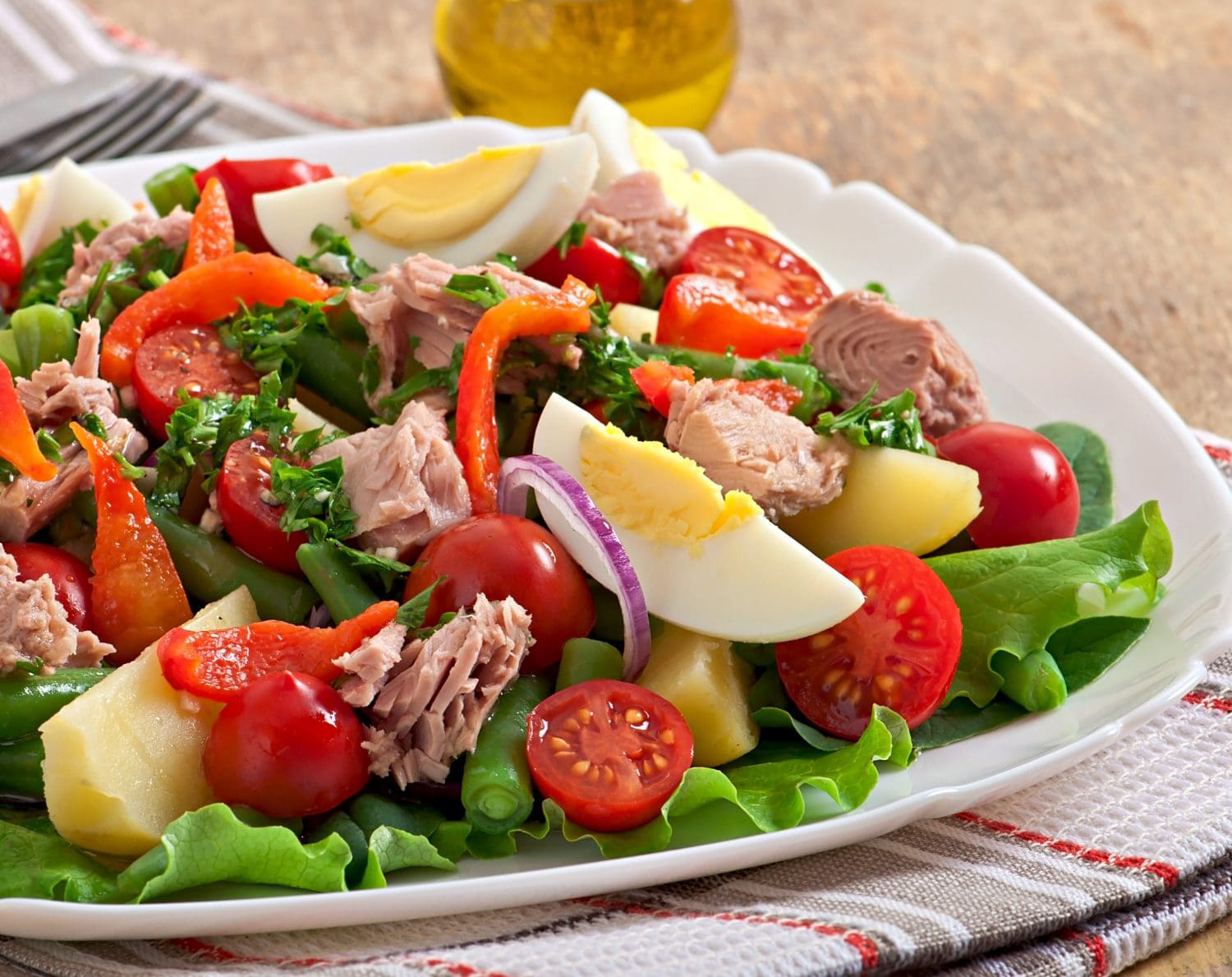 Solata s tunino in jajci Freepik https://www.freepik.com/free-photo/salad-with-tuna-tomatoes-potato-onion_6883779.htm#fromView=search&page=3&position=4&uuid=83c3c154-b4ad-4b76-ab11-354206855935