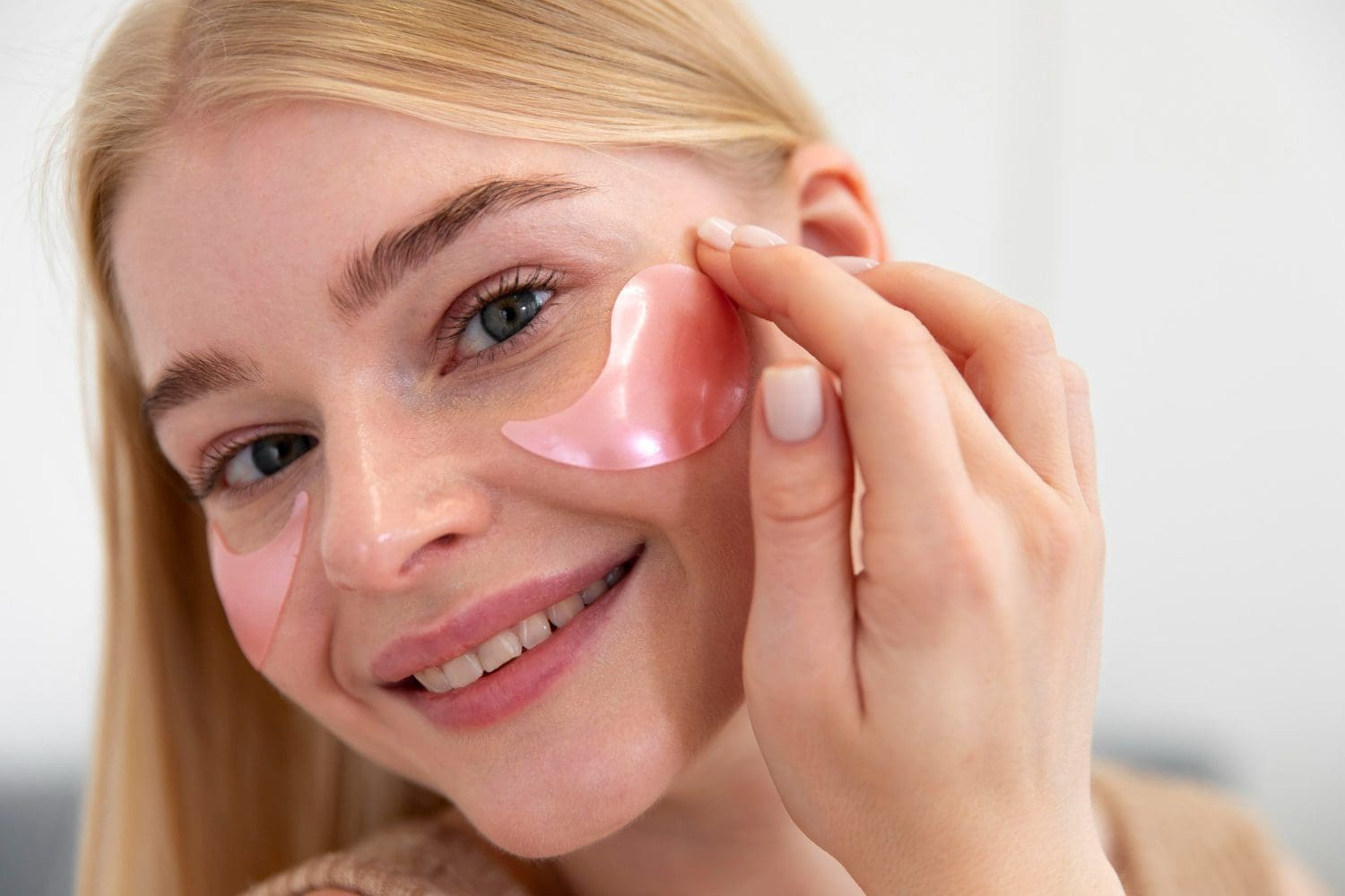 nega obraza koža Freepik https://www.freepik.com/free-photo/beautiful-young-woman-using-face-care-product_19333788.htm#fromView=image_search_similar&page=1&position=0&uuid=7c5ec91c-79b4-4951-81e0-f9a696bb6e10