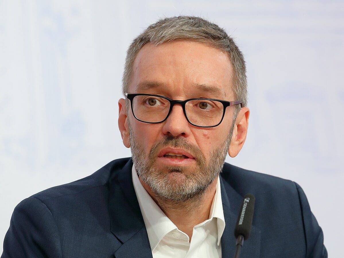 https://en.m.wikipedia.org/wiki/File:Herbert_Kickl_-_Pressekonferenz_am_13._M%C3%A4rz_2020.JPG https://commons.wikimedia.org/wiki/User:Bwag