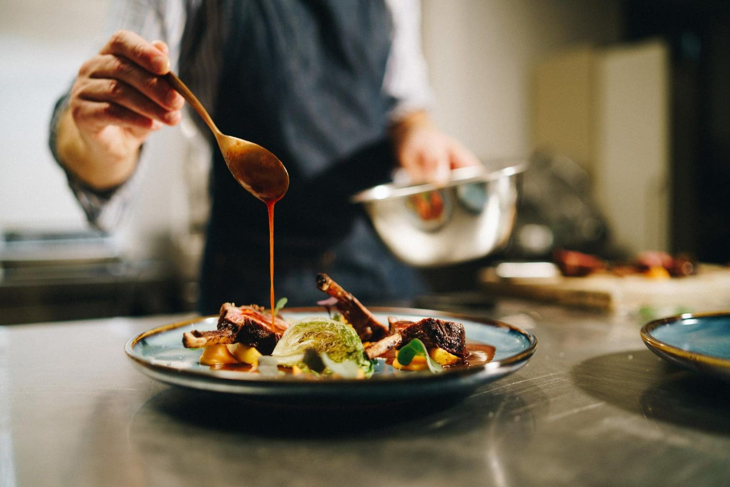 Kuhanje, kuhar Freepik https://www.freepik.com/free-photo/chef-pouring-special-sauce-pork-ribs-kitchen_131918270.htm#fromView=search&page=4&position=8&uuid=4c38ef98-c0ef-4951-b834-e95d4feb5fa3&new_detail=true&query=cook