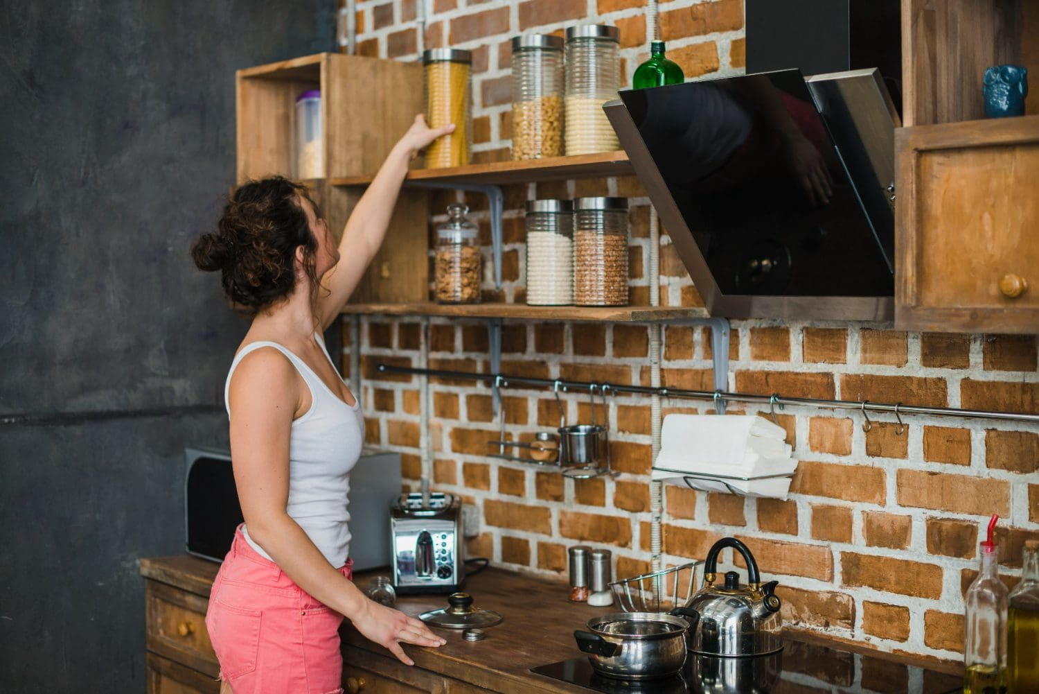 Kuhinja Freepik https://www.freepik.com/free-photo/woman-taking-pasta-from-shelf_2337591.htm