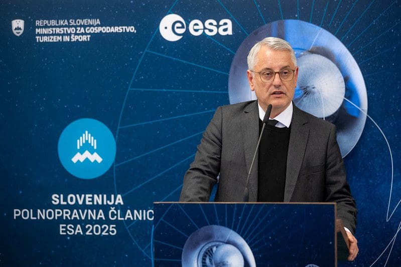 Matjaž Han Matjaž Očko Gov.si https://www.gov.si/novice/2025-01-10-generalni-direktor-evropske-vesoljske-agencije-slovenija-prinasa-esi-izjemne-sposobnosti/