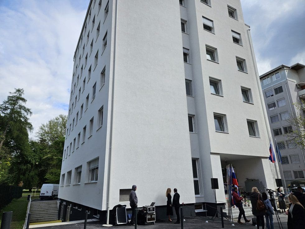 Študentski dom na Tyrševi ulici v Mariboru Gregor Mlakar STA Gov.si https://www.gov.si/novice/2025-01-15-resevanje-bivanjskih-razmer-studentk-in-studentov/