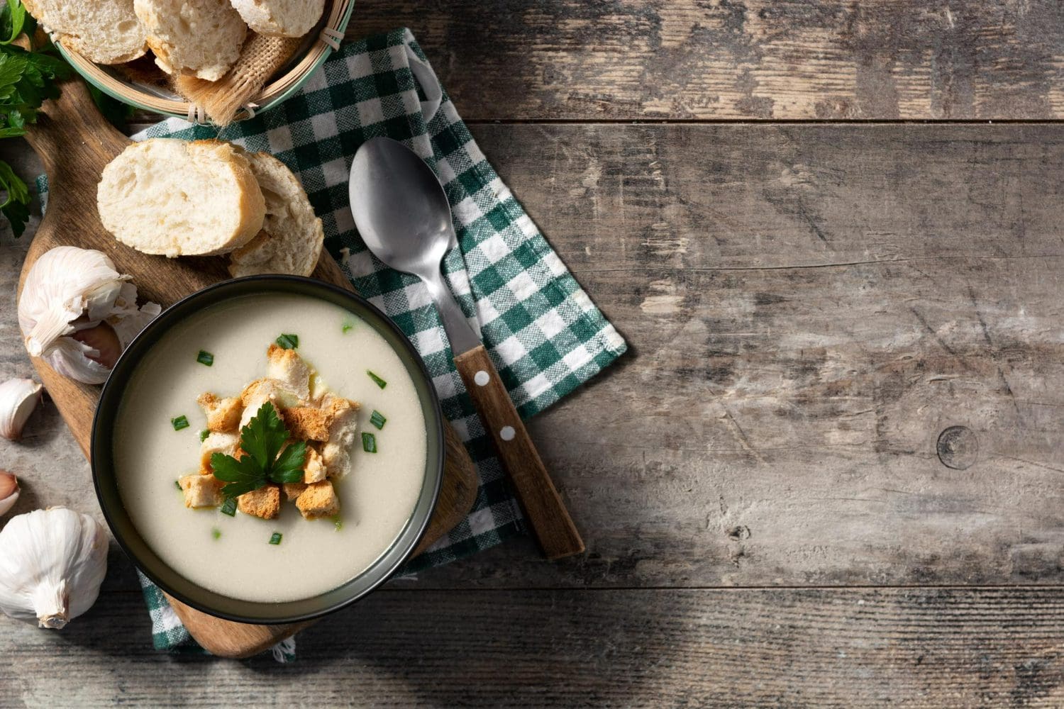 česnova juha Freepik https://www.freepik.com/free-photo/garlic-soup-topped-with-croutons-bowl-wooden-table_23696642.htm#fromView=search&page=1&position=34&uuid=5fec61dd-8e93-4dc4-b08e-498b5ba92aee