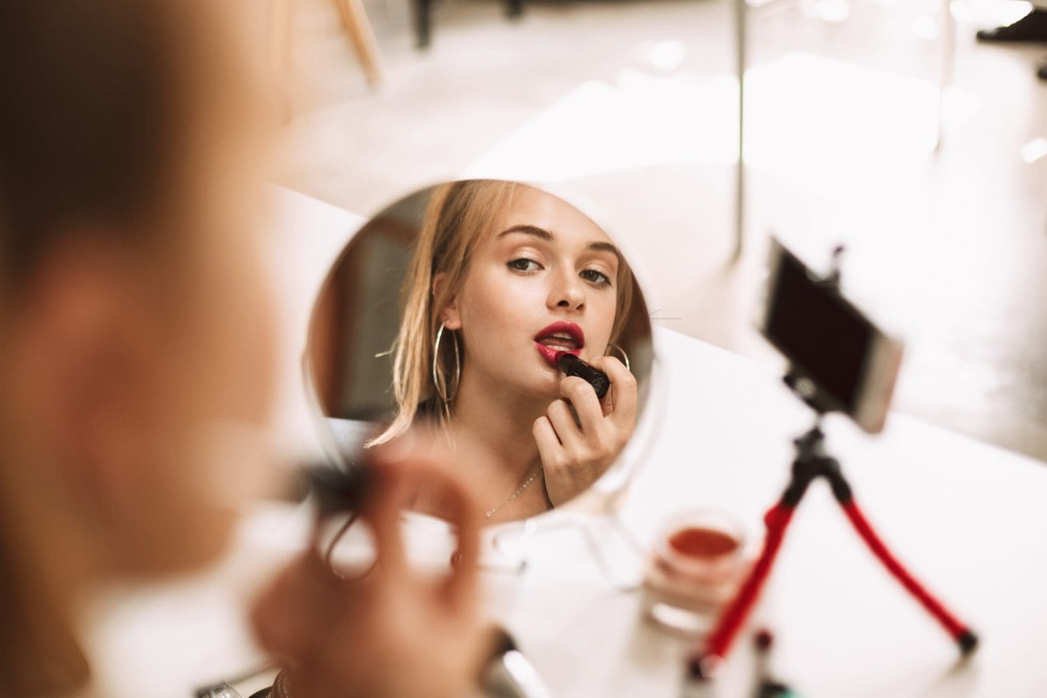ličenje, ličila Freepik https://www.freepik.com/free-photo/young-pretty-girl-looking-little-mirror-table-using-red-lipstick-while-recording-new-video-vlog_25238263.htm#fromView=search&page=1&position=24&uuid=f6065d57-d0a8-4cc6-b765-a6df75758d3a