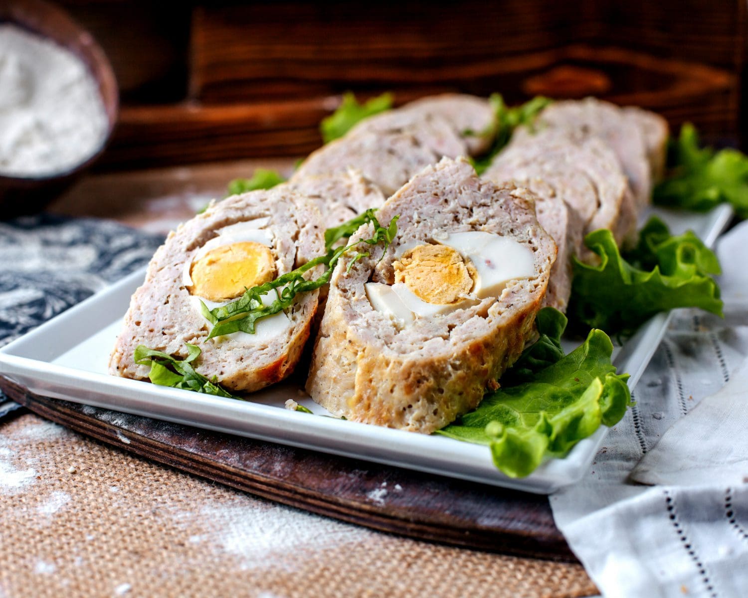 pečenka, meso kosilo Freepik https://www.freepik.com/free-photo/front-view-rolls-pate-tasty-yummy-with-green-salad-inside-white-plate-brown-surface_8853964.htm#fromView=search&page=1&position=1&uuid=ec279f8e-c8ee-4de1-8a99-dd0277f35ee0