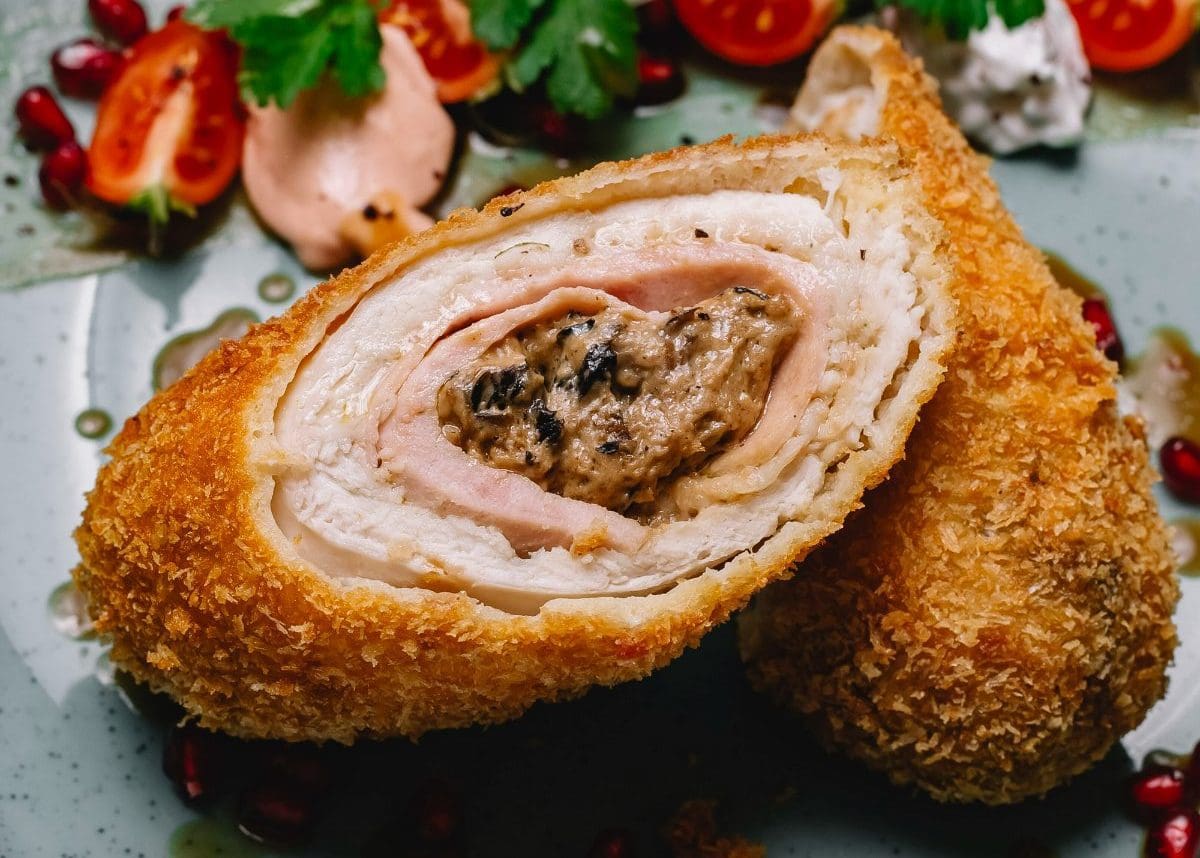 piščančji zvitki meso kosilo Freepik https://www.freepik.com/free-photo/side-view-stuffed-chicken-roll-cherry-tomatoes_8197007.htm#fromView=search&page=1&position=20&uuid=ec279f8e-c8ee-4de1-8a99-dd0277f35ee0
