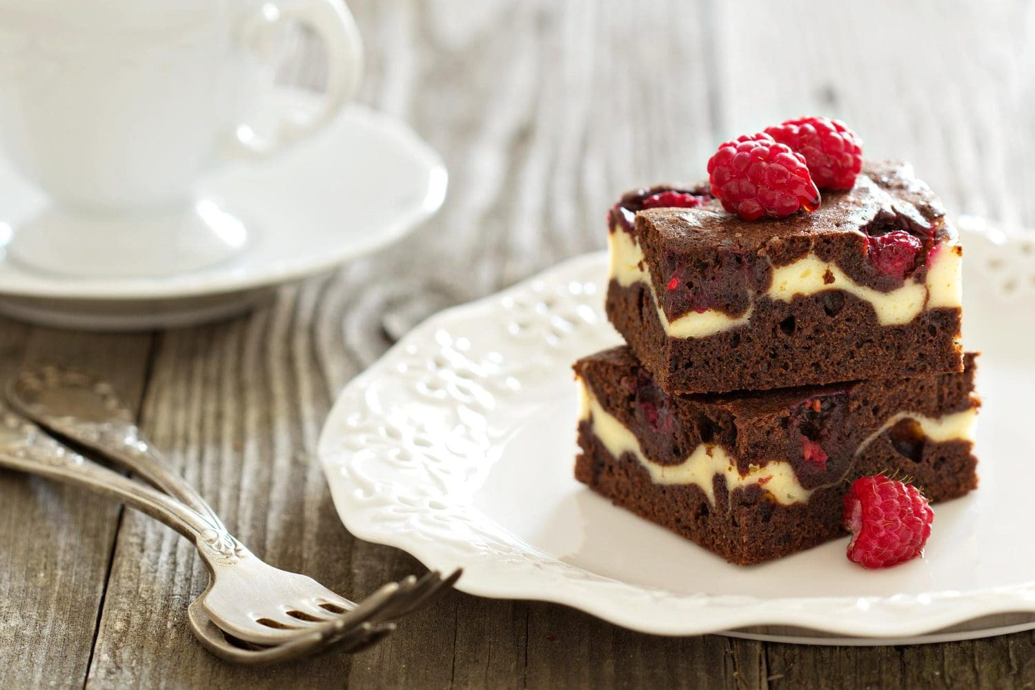 sladica, pecivo Freepik https://www.freepik.com/free-photo/cheesecake-brownies-with-raspberry-stacked-plate_28007958.htm#fromView=search&page=1&position=34&uuid=76357007-881c-415a-b69b-dfeff39e3209