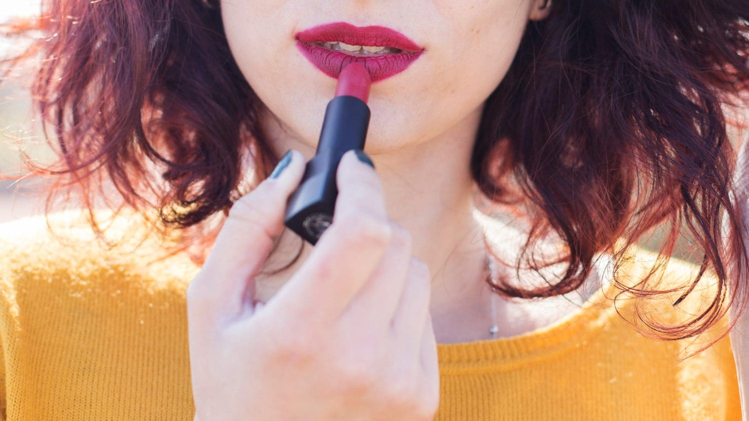 šminka, ličila, ličnje Freepik https://www.freepik.com/free-photo/brunette-blogger-doing-her-make-up_4704031.htm#fromView=search&page=2&position=10&uuid=a57b9e00-a557-459f-85dd-be74c140b44d