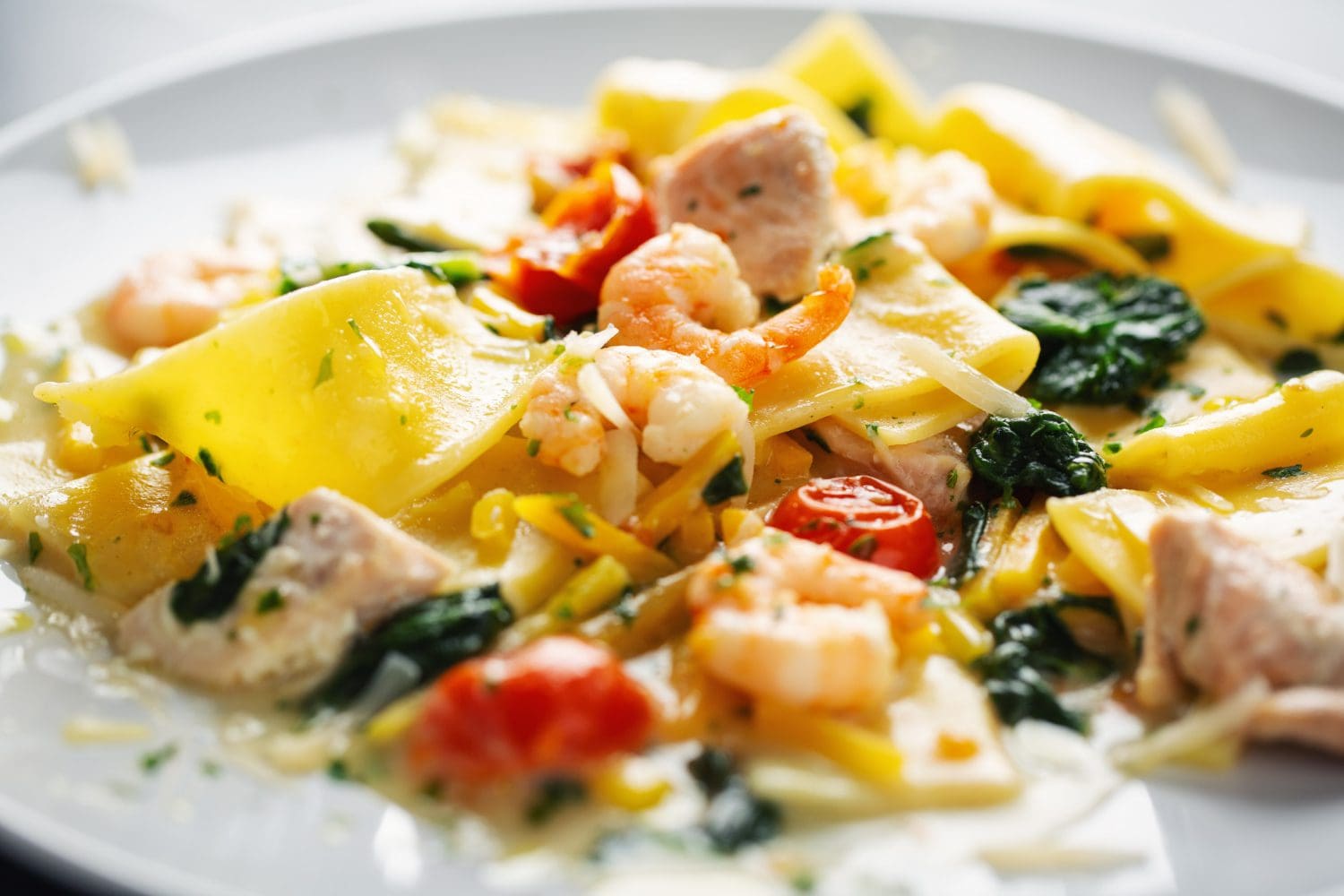 testenine s kozicami, zelenjavo in špinačo hrana kulinarika Freepik https://www.freepik.com/free-photo/tasty-appetizing-pasta-with-shrimps-vegetables-spinach-served-plate_9375718.htm#fromView=search&page=2&position=32&uuid=4df1ce16-9dd7-4711-866a-3202af1d0075&new_detail=true&query=dish