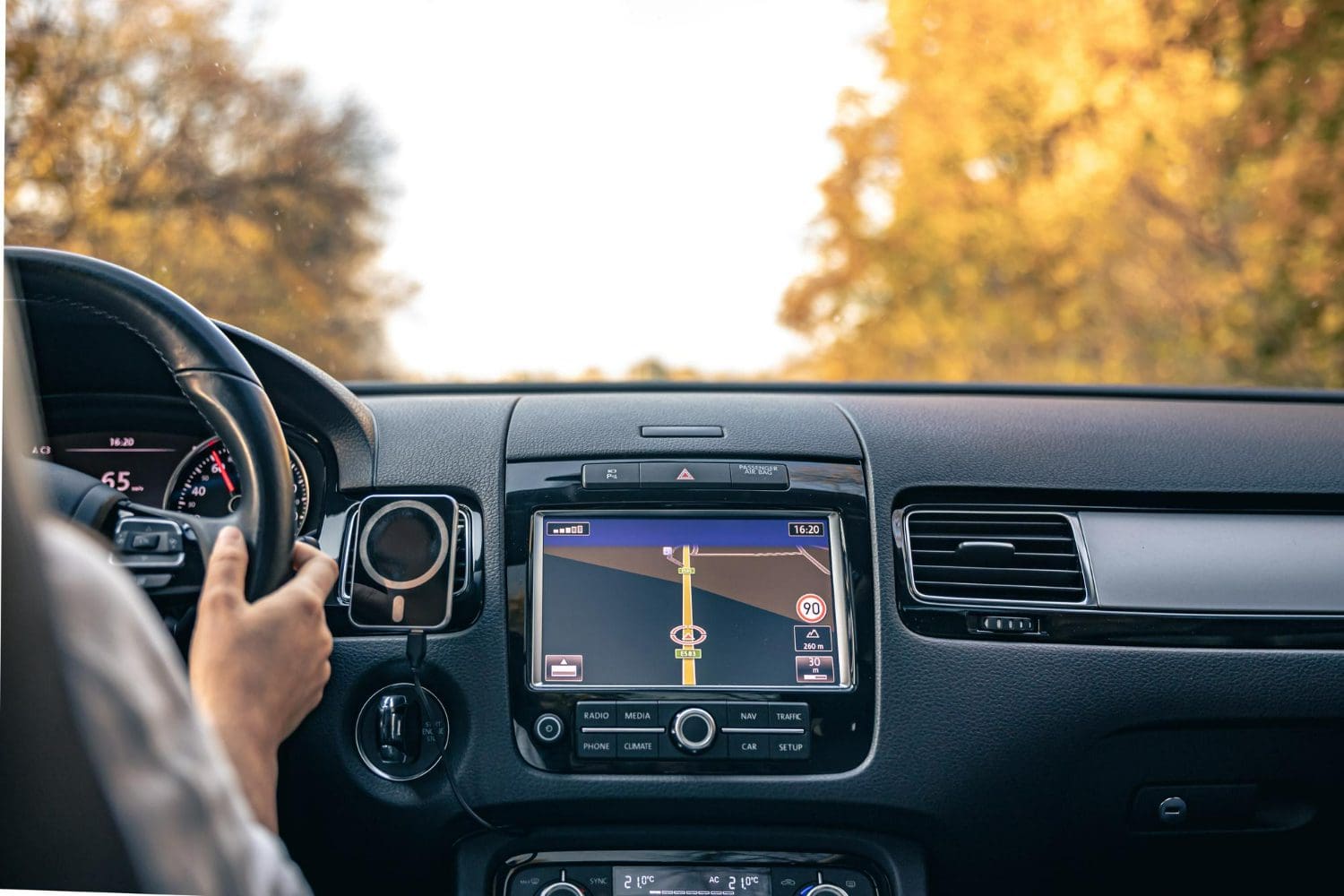 vožnja Freepik https://www.freepik.com/free-photo/woman-driver-hands-steering-wheel-inside-car_88034195.htm#fromView=search&page=2&position=22&uuid=3479bb20-8465-47fe-bbda-49ca9f31010d