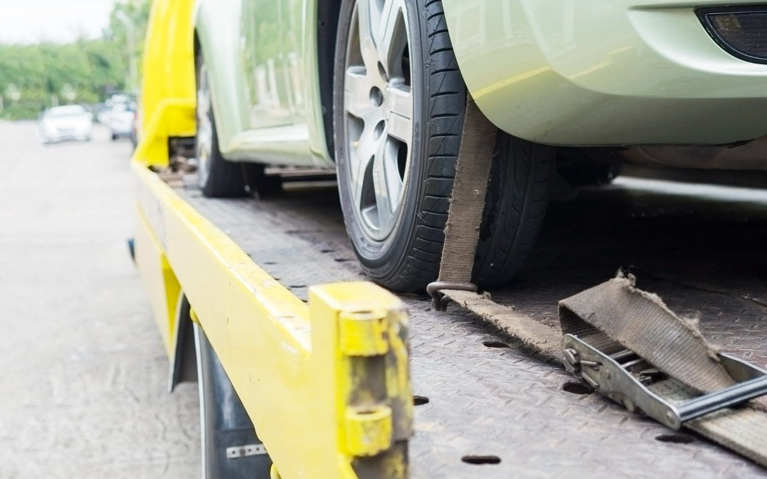 Avtovleka cesta Freepik https://www.freepik.com/free-photo/car-transporter-breakdown-lorry-working-using-locked-belt-transport-other-green-car_3805710.htm#fromView=search&page=1&position=2&uuid=bc65c70e-3547-49b7-b672-4547d9e12ec5&query=car+towing