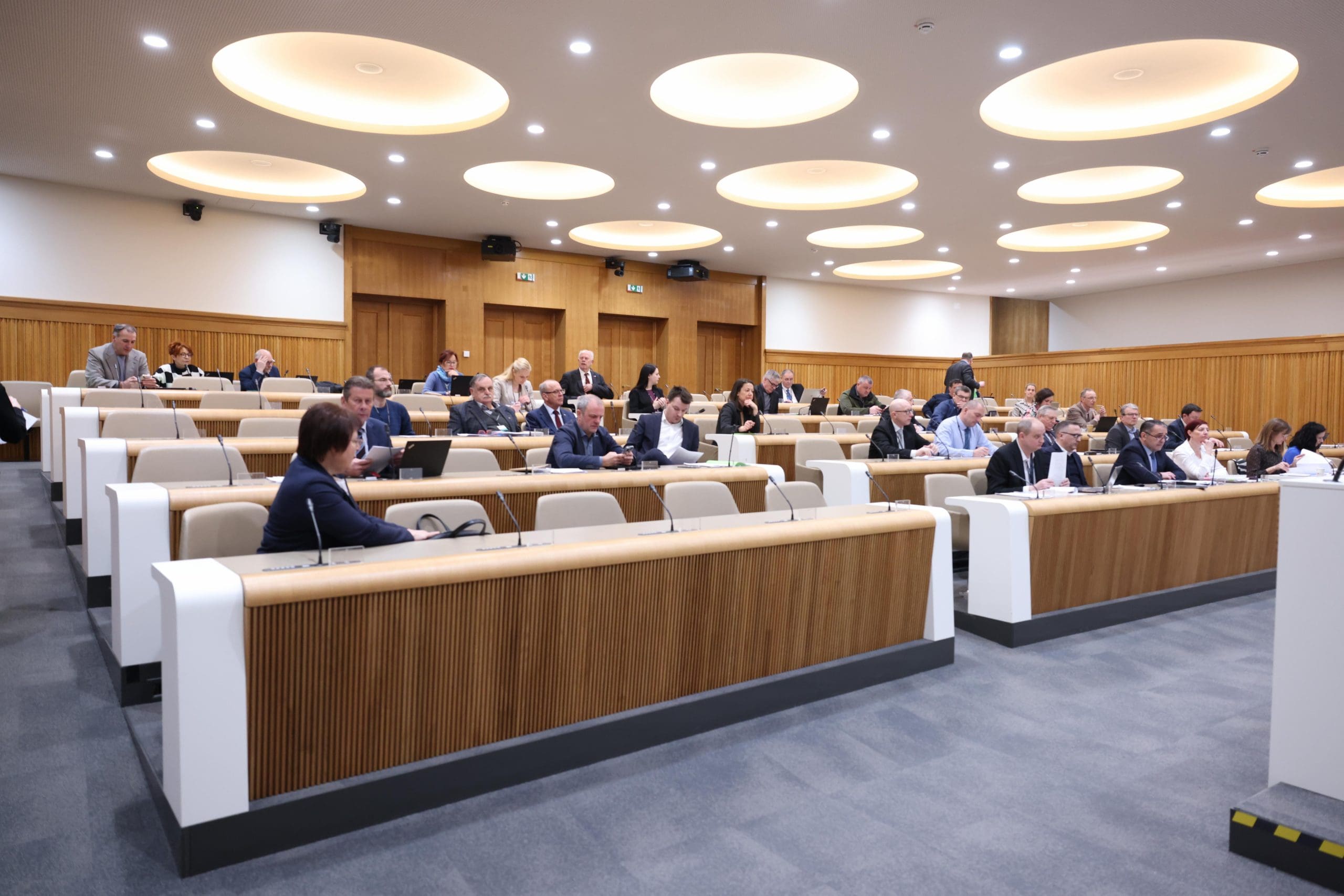 Članice in člani Odbora za kmetijstvo, gozdarstvo in prehrano ter vabljeni na sejo Matija Sušnik DZ