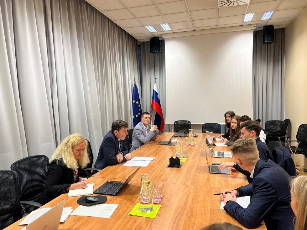 Minister Logaj je dijakom vsebinsko pojasnil različne vidike delovanja vzgojno-izobraževalnega sistema na področju srednjega šolstva. Foto Ministrstvo za vzgojo in izobraževanje