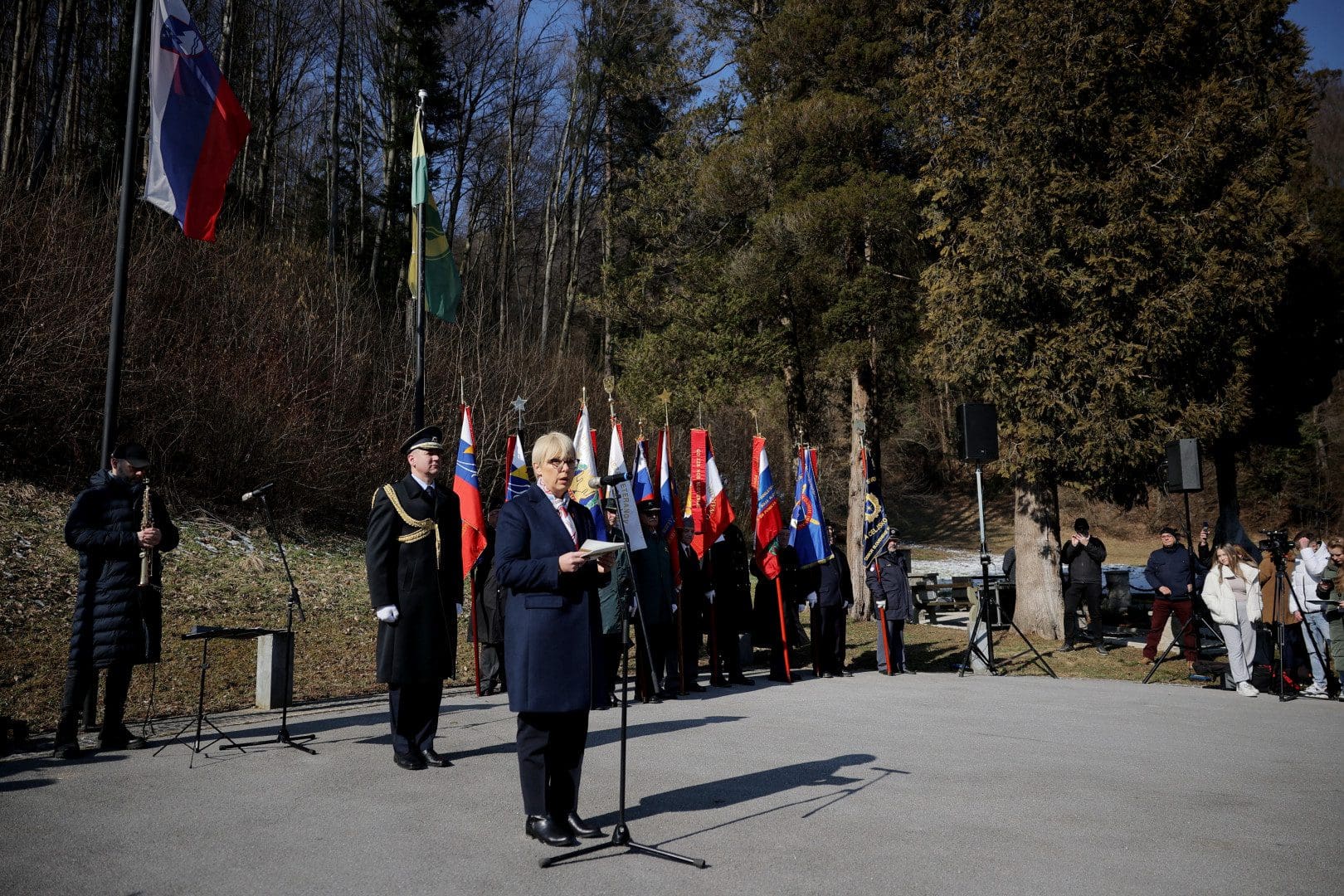 PRS_slavnostnagovornica https://www.predsednica-slo.si/sl/objave/zalosti-me-da-v-trenutkih-kot-je-danasnji-ko-stojimo-ob-grobovih-zrtev-zlocina-ljudje-se-vedno-ne-zivijo-v-miru