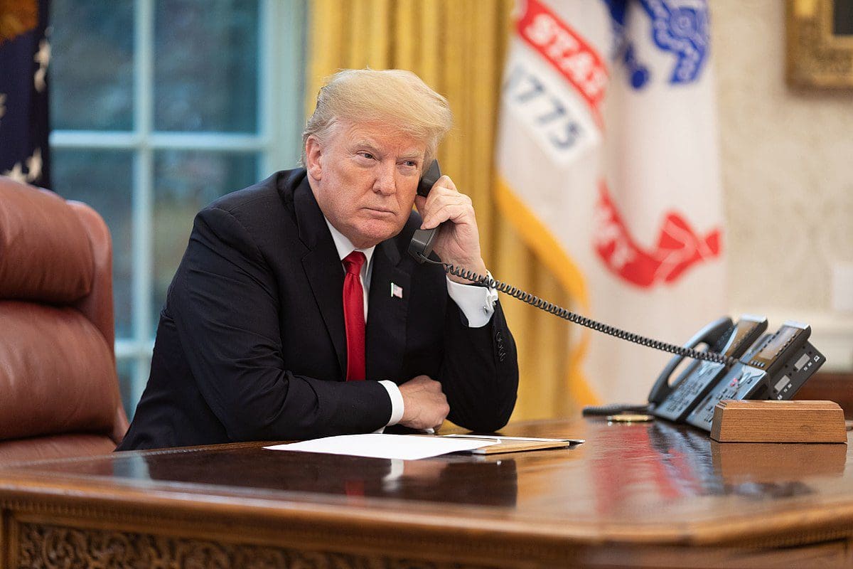 President_Donald_J._Trump_in_the_Oval_Office_(44968628495) Bela hiša iz Washingtona, DC https://commons.wikimedia.org/wiki/File:President_Donald_J._Trump_in_the_Oval_Office_%2844968628495%29.jpg