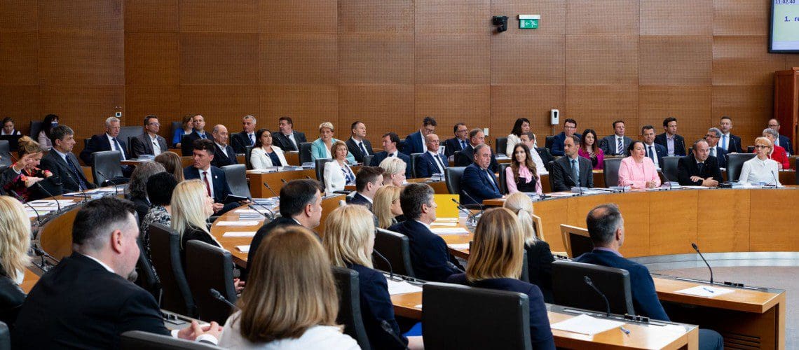 SDS poslanci SDS https://www.sds.si/novica/spoznajte-naso-ekipo-poslank-poslancev-sds-ki-bo-delovala-za-blaginjo-slovenk-slovencev