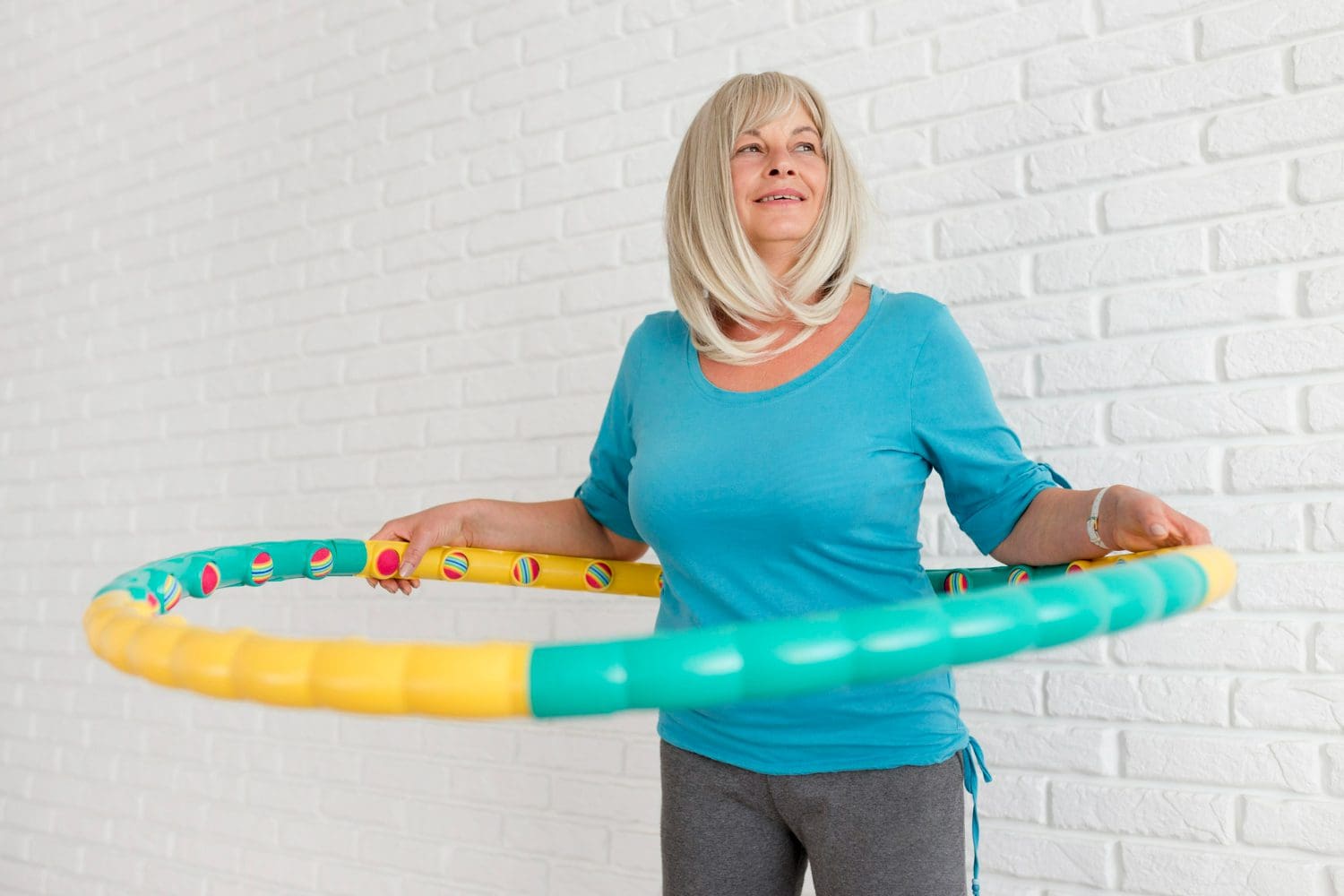 Telovadba starejši zdravje Freepik https://www.freepik.com/free-photo/medium-shot-woman-doing-sport_10299202.htm#fromView=image_search_similar&page=1&position=0&uuid=8ea93e97-c9c8-4885-8e56-458426469eda&new_detail=true&query=hula+hoops++seniors