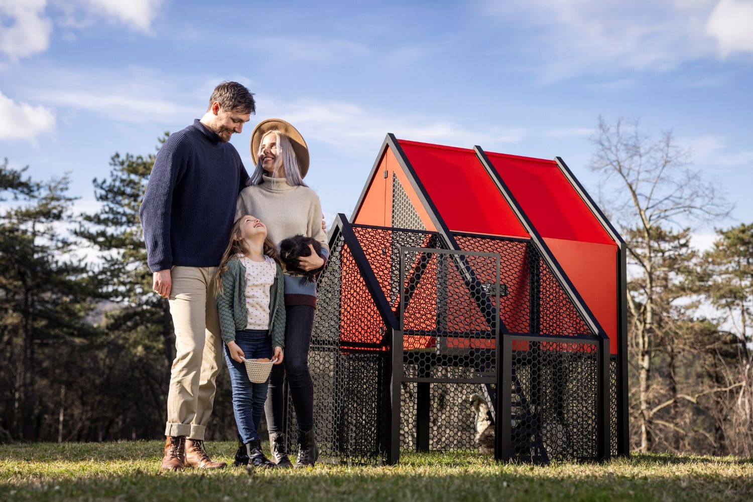 Vila RUN-CHICKEN je eden bolj prepoznavnih produktov podjetja, ki združuje skrb za kokoši in funkcionalnost dizajna