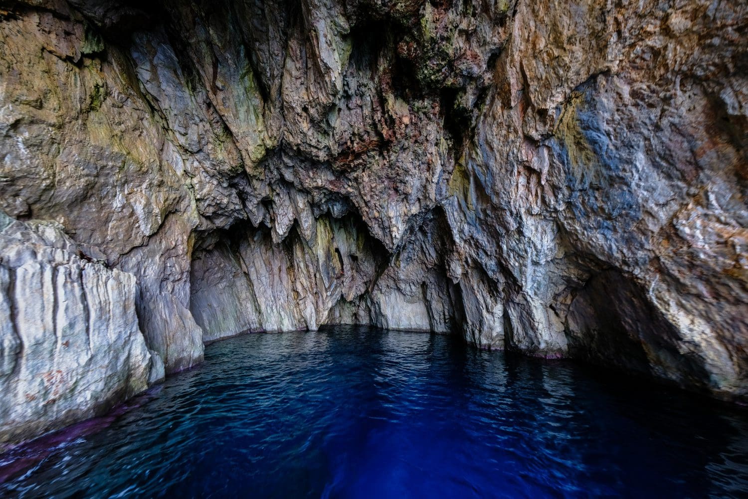 jezero narava vreme Freepik https://www.freepik.com/free-photo/ocean-water-rocky-cave_13962640.htm#fromView=search&page=2&position=20&uuid=7ab4a378-000d-4e0f-b7f8-28b4e84c599c&query=an+underground+lake