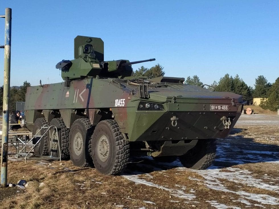 Daljinsko vodena oborožitvena postaja Mangart 25 na srednje kolesnem oklepnem vozilu Svarun 8 x 8 foto Ministrstvo za obrambo