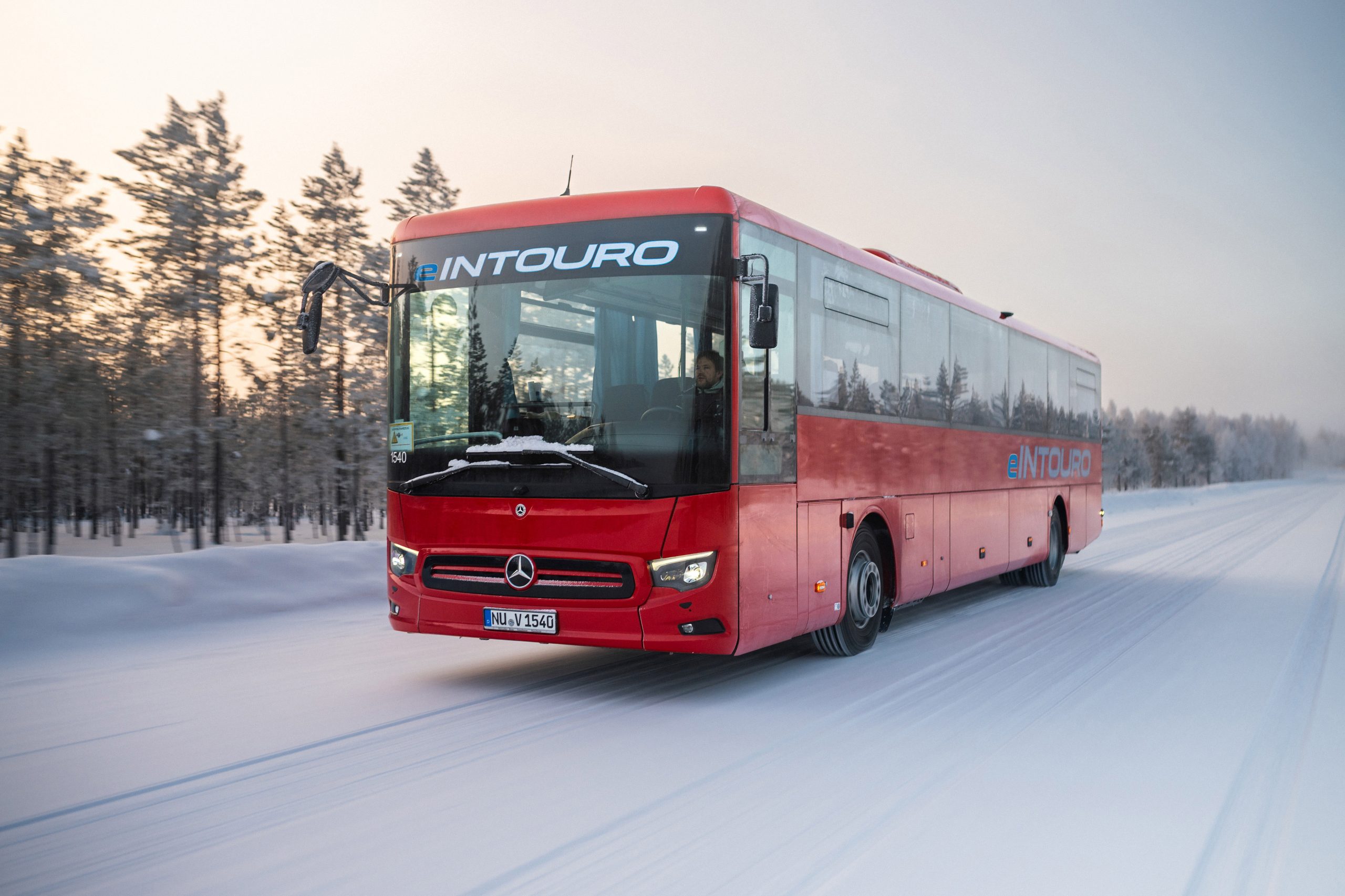 Neuer eIntouro trotzt erfolgreich Kälte, Eis und Schnee: Daimler Buses testet elektrischen Überlandbus in FinnlandThe new eIntouro successfully defies cold, ice and snow: Daimler Buses tests electric intercity bus in Finland https://www.daimlertruck.com/en/newsroom/pressrelease/the-new-eintouro-successfully-defies-cold-ice-and-snow-daimler-buses-tests-electric-intercity-bus-in-finland-53008680
