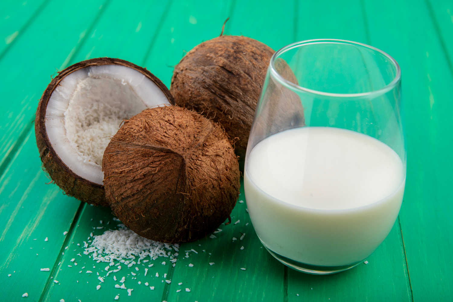 kokosovo mleko freepik https://www.freepik.com/free-photo/side-view-fresh-brown-coconuts-with-glass-milk-green-surface_9478610.htm#fromView=search&page=1&position=26&uuid=52c247e5-6607-4a29-a922-8335a8394629&query=coconut+milk