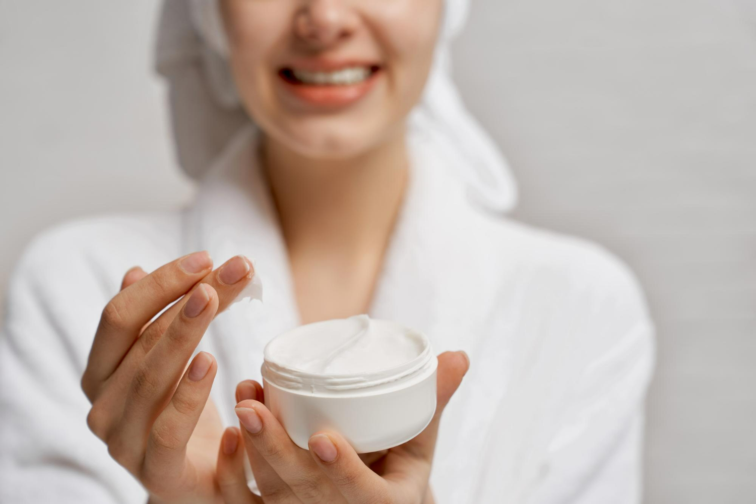 nega koža krema Freepik https://www.freepik.com/free-photo/young-woman-close-up-holding-moisturizer-demonstrates_26825341.htm#fromView=search&page=1&position=37&uuid=e2e6a8ff-0a9e-4ba1-b51d-e9ab9181670a&query=face+cream