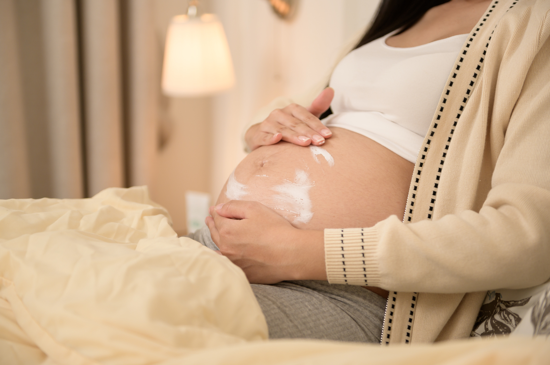 https://www.vecteezy.com/photo/43238184-beautiful-pregnant-woman-applying-moisturizing-stretch-mark-cream-on-belly-fertility-infertility-treatment-ivf-future-maternity-concept