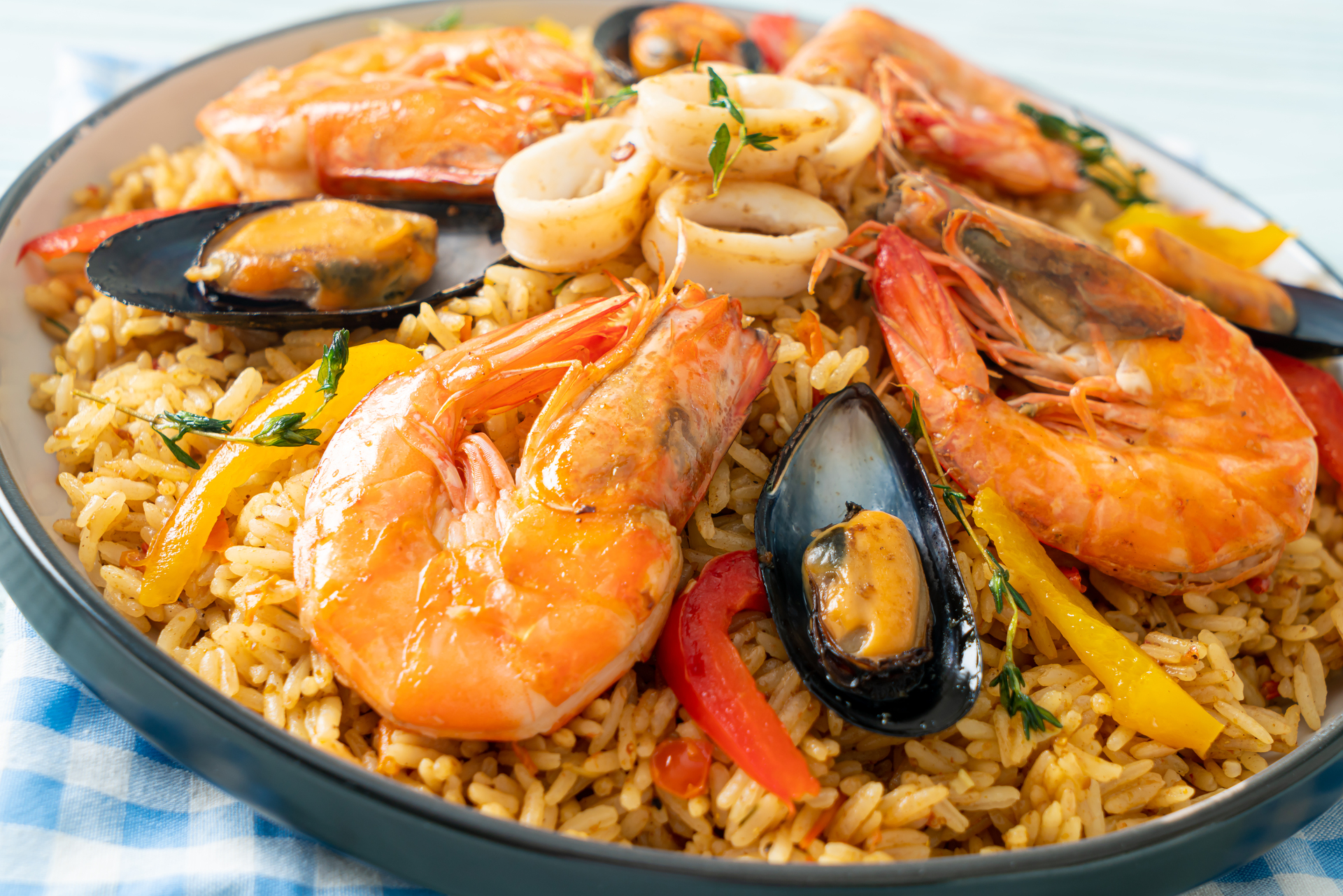 Seafood Paella with prawns, clams, mussels on saffron rice https://www.vecteezy.com/photo/3409547-seafood-paella-with-prawns-clams-mussels-on-saffron-rice