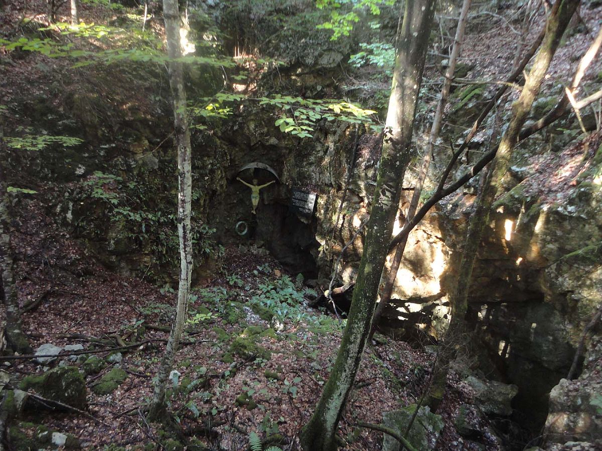 Jama_pod_Macesnovo_Gorico Wikiemdia PhJ https://sl.m.wikipedia.org/wiki/Slika:Jama_pod_Macesnovo_Gorico.jpg